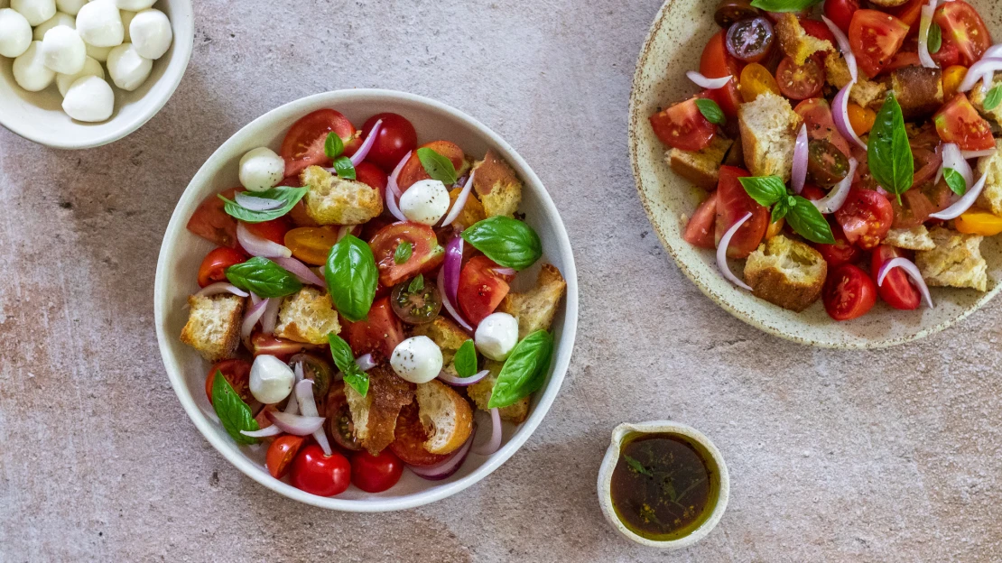 Hromada rajčat a&nbsp;starý chleba. Jak strašně to zní, tak skvěle panzanella chutná