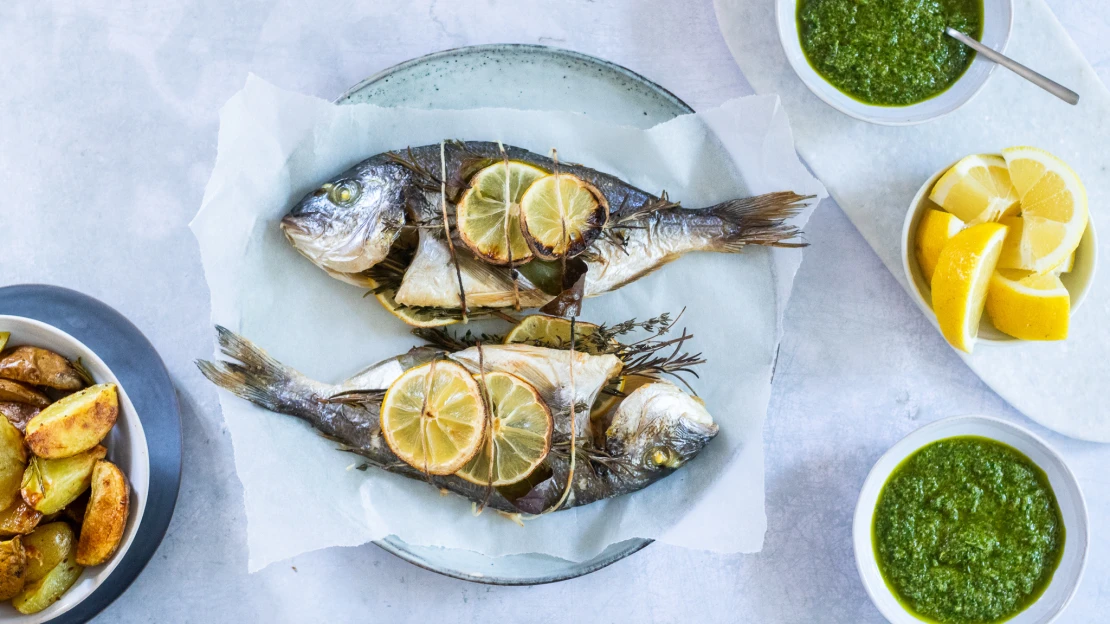 Hostina jako z&nbsp;plážové restaurace. Připravte si pražmu plnou bylinek a&nbsp;salsu verde u&nbsp;vás doma