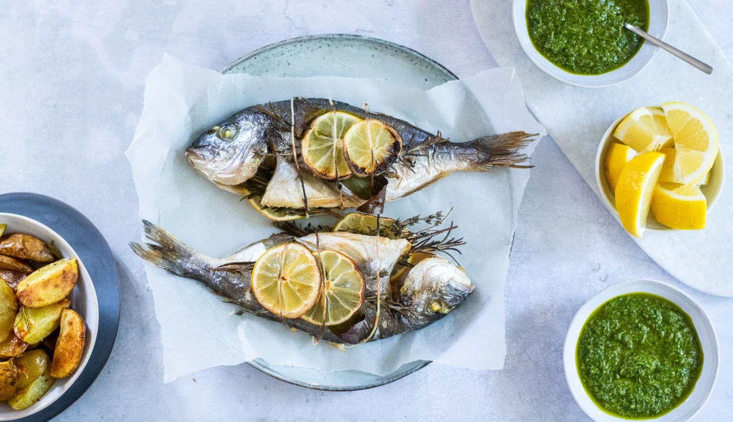 Hostina jako z plážové restaurace. Připravte si pražmu plnou bylinek a salsu verde u vás doma