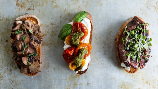 Léto plné chutí a&nbsp;crostini. Křupavé chlebíčky v&nbsp;kombinaci burrata & steak, cibule & houby a&nbsp;rajčata & ricotta