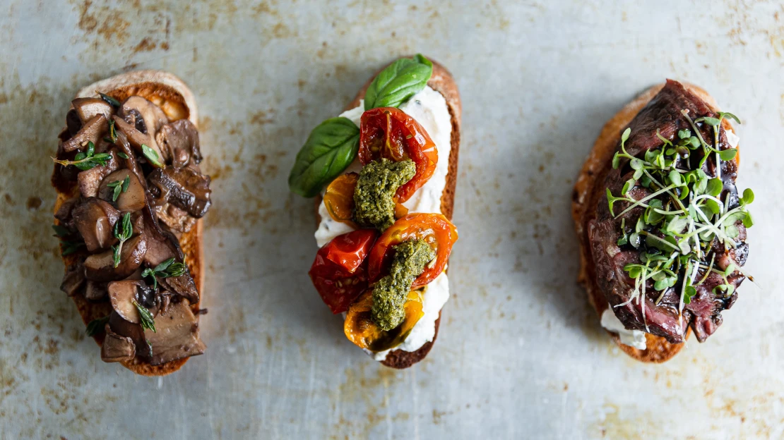 Léto plné chutí a&nbsp;crostini. Křupavé chlebíčky v&nbsp;kombinaci burrata & steak, cibule & houby a&nbsp;rajčata & ricotta