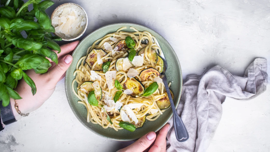 Bez masa & do 15 minut na stole: Spaghetti alla Nerano neboli těstoviny s&nbsp;cuketou