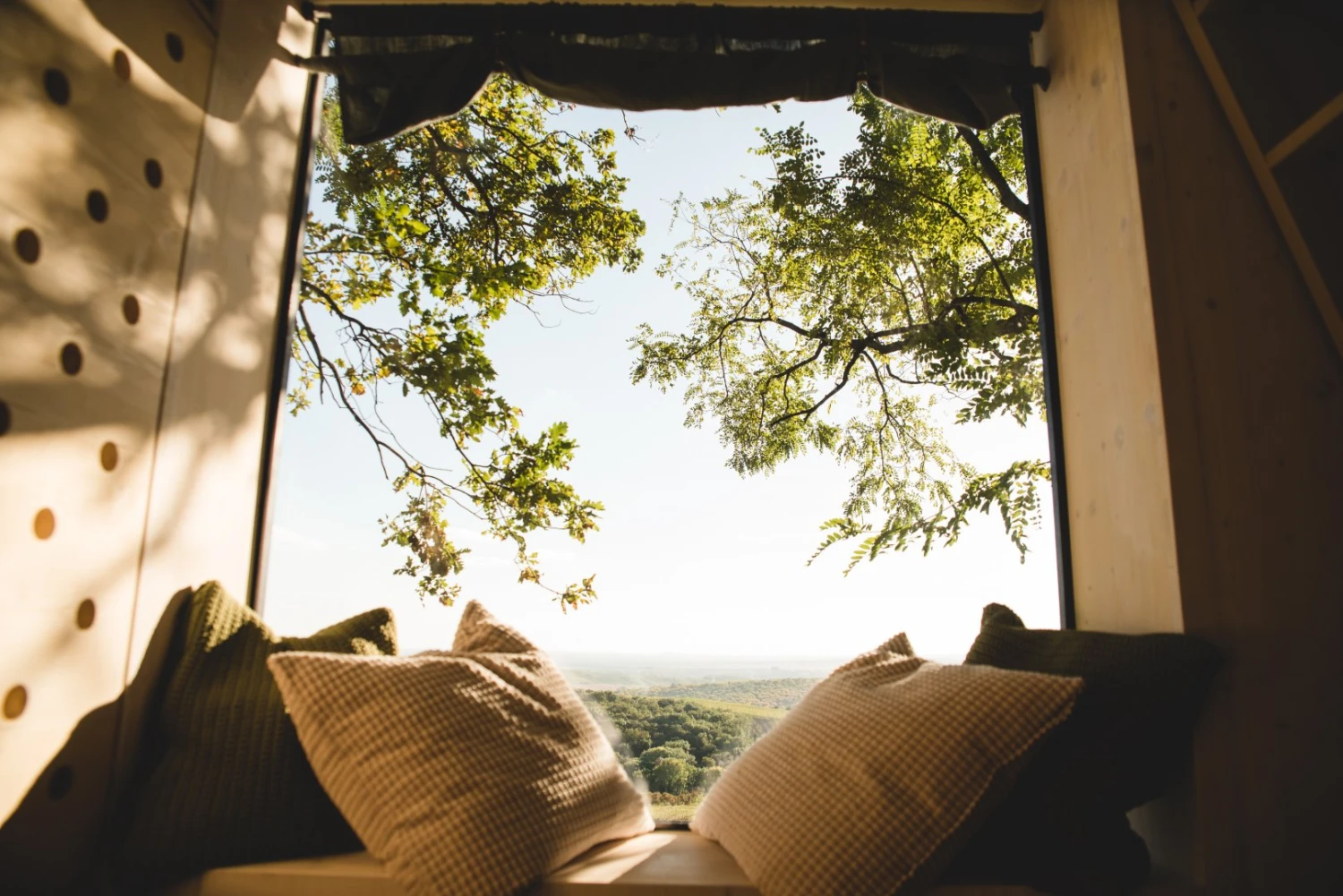 U vinařů, v krásných lomech či blízko farem. Kempování na divoko je nápad za miliony