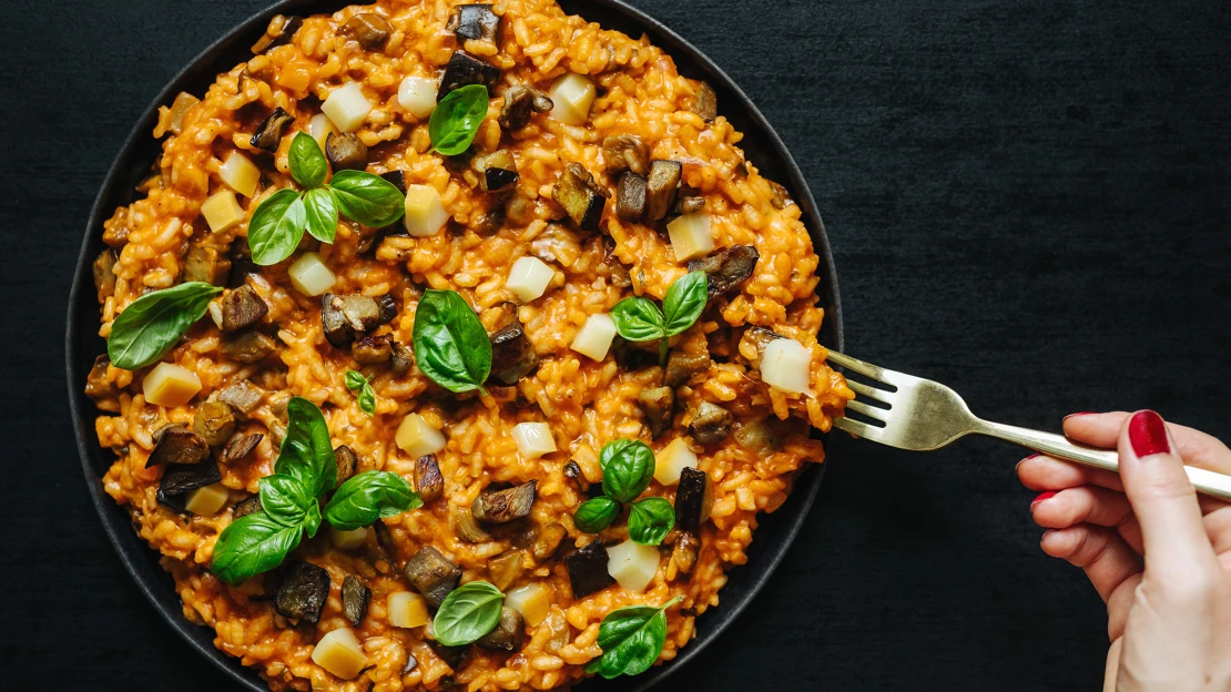 Risotto alle melanzane. Letní rajčatové rizoto s&nbsp;česnekovým lilkem & uzeným provolone
