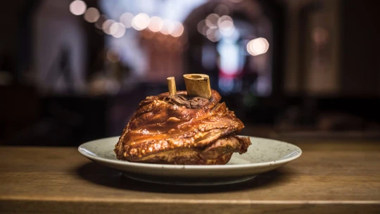 Koleno & pivo. V&nbsp;Pork’s vyučují minimalistické menu dotažené k&nbsp;dokonalosti