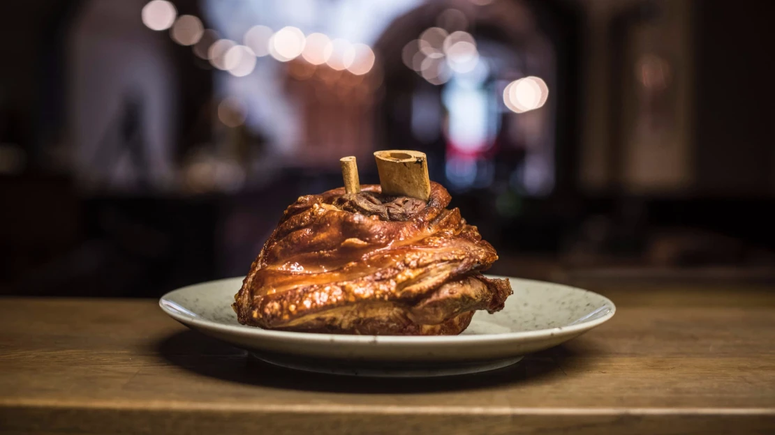 Koleno & pivo. V&nbsp;Pork’s vyučují minimalistické menu dotažené k&nbsp;dokonalosti