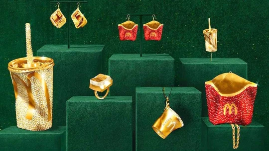 Šperky z&nbsp;koše od „mekáče“. McDonald’s&nbsp;nabízí odpadkovou bižuterii
