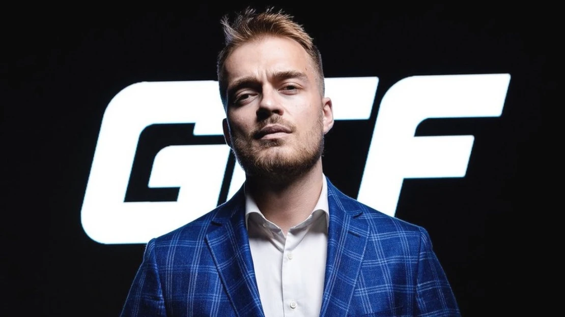 S youtuberem v&nbsp;kleci a&nbsp;Procházkou v&nbsp;zádech. Legenda MMA chytá druhý dech
