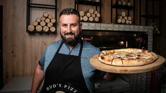 Rudi přijel z&nbsp;Kosova a&nbsp;zamiloval si Plzeň. A&nbsp;Plzeň teď miluje jeho Rud’s&nbsp;pizzu