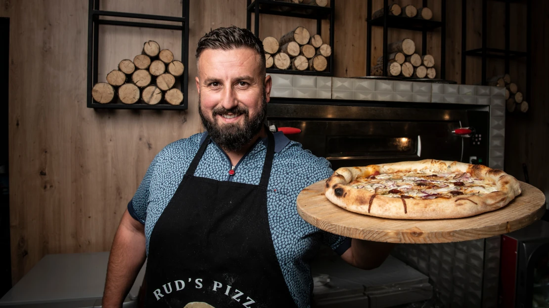 Rudi přijel z&nbsp;Kosova a&nbsp;zamiloval si Plzeň. A&nbsp;Plzeň teď miluje jeho Rud’s&nbsp;pizzu