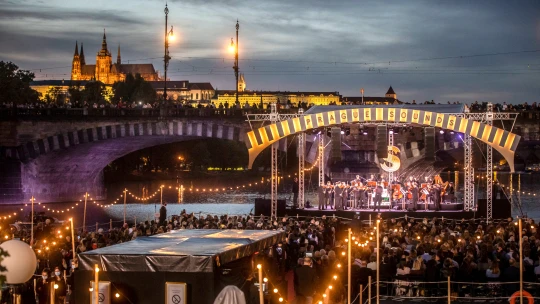 Čím větší risk, tím větší šance prorazit, říká muž, který posadí na Vltavu filharmonii