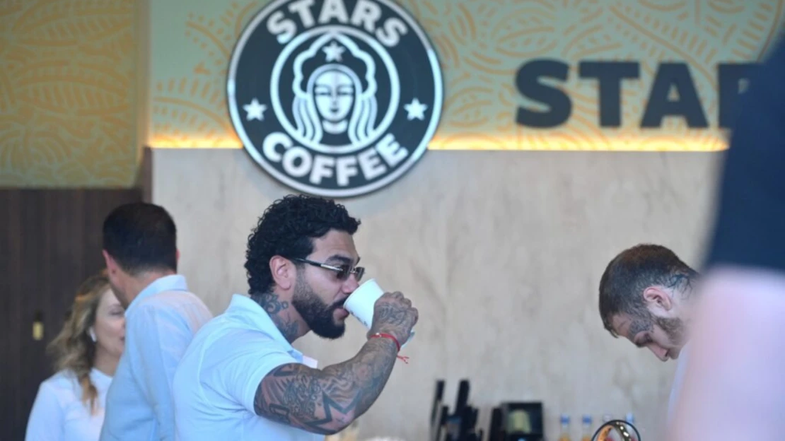 Rusko otevírá náhradu za Starbucks. Nové pobočky vykradly logo, design i&nbsp;název
