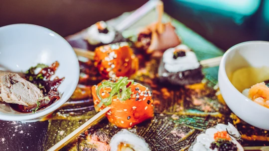 Kanapky na zednickou lžíci, dezert na jeřáb nebo kubistický dort? Konceptuální catering je in