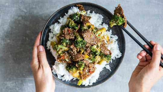 Vyvážená večeře za 20 minut: hovězí stir-fry s&nbsp;brokolicí & rýží