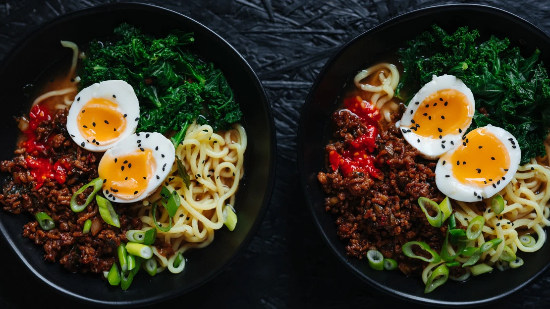 Za 20 minut uvařeno: Rychlý ramen s&nbsp;karamelizovaným vepřovým & perfektním vejcem