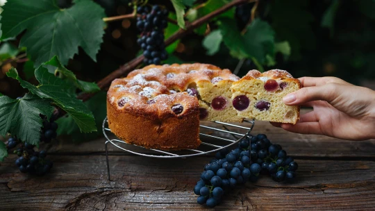 Torta Bertolina. V&nbsp;Lombardii se víno nejen pije, ale i&nbsp;peče na způsob sladké focaccia