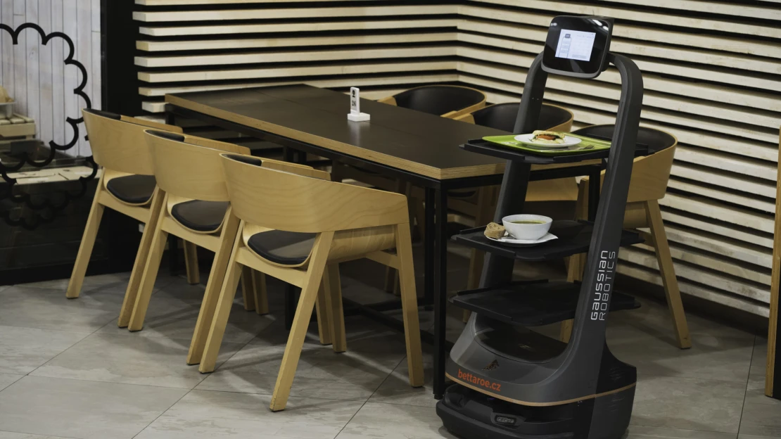Nahradí číšníky robotičtí zaměstnanci? Zájem o&nbsp;obsluhující stroje stoupá