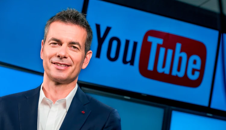 Robert Kyncl, ředitel Warner Music Group ještě během svého působení v YouTube
