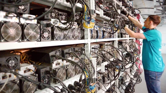 Zbláznili se těžaři bitcoinu? Hash rate roste, ziskovost klesá