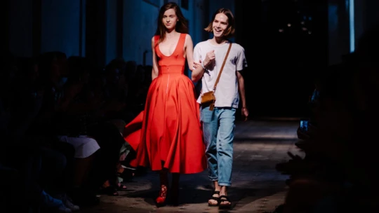 Řemeslo stejně důležité jako móda. Seznamte se s krejčím Borisem Kráľem