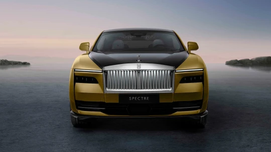 Revoluce po 118 letech. První Rolls-Royce na elektriku už si objednali i první Češi