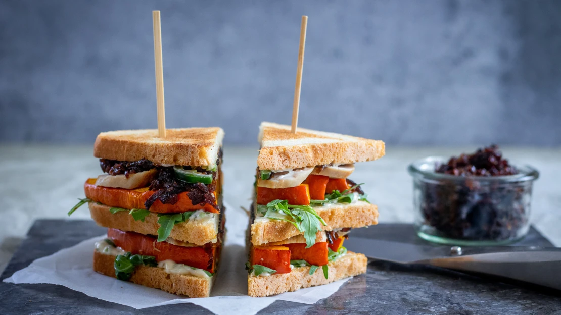 Podzimní homemade street food: krůtí sendvič s karamelizovanou cibulí a&nbsp;pikantní majonézou