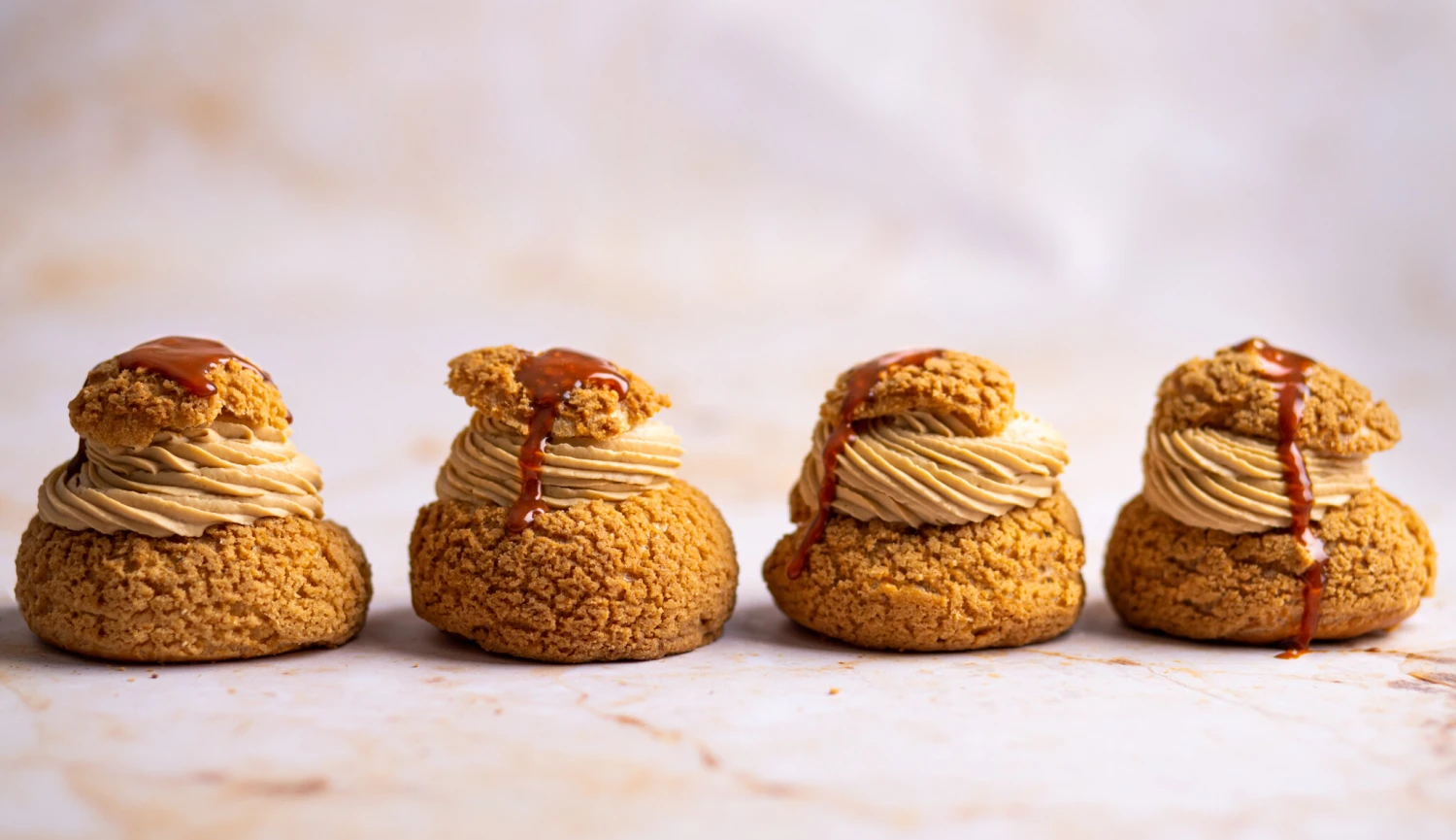  větrníky Choux au Craquelin se slaným karamelem