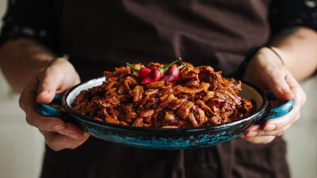 Pro tradicionalisty i&nbsp;odvážnější. Minutkový chilli guláš plný zdravé sezonní zeleniny