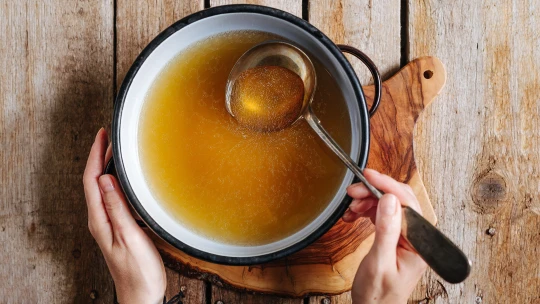 Na bujonové kostky zapomenete. Domácí kuřecí vývar vám dá živinami i chutí násobně víc