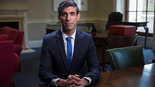 Novým britským premiérem bude Rishi Sunak. Jeho protikandidátka odstoupila