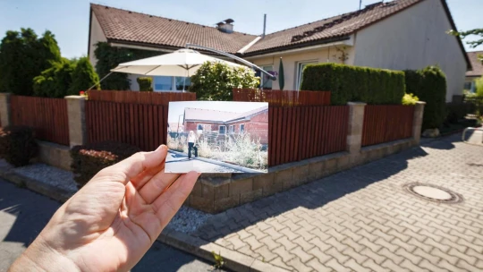 Podvedli je, bydlení zaplatili několikrát. Přesto musí hradit další miliony