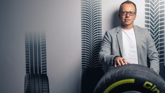 První pneumatiky posílal z garáže rodičů. Teď jich Schwangmaier prodá za 1,5 miliardy