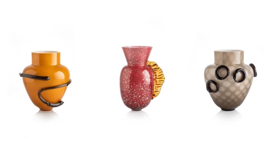 Mořské hlubiny vetknuté do skla. Jungvirtova kolekce ze sklárny Ajeto odkazuje i na Bořka Šípka