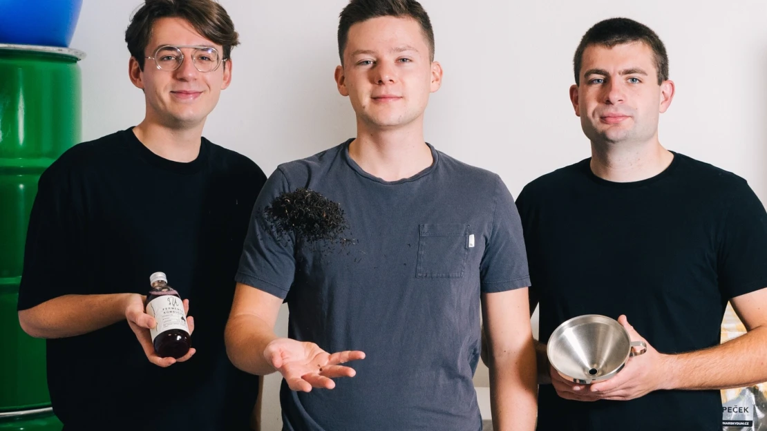 S bergamotem i domácími švestkami. Restaurace i farmářské trhy dobývá nová česká kombucha