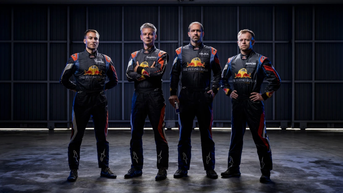 Třístovkou a&nbsp;pořád u&nbsp;sebe. Jádrem týmu Flying Bulls jsou piloti armádních gripenů
