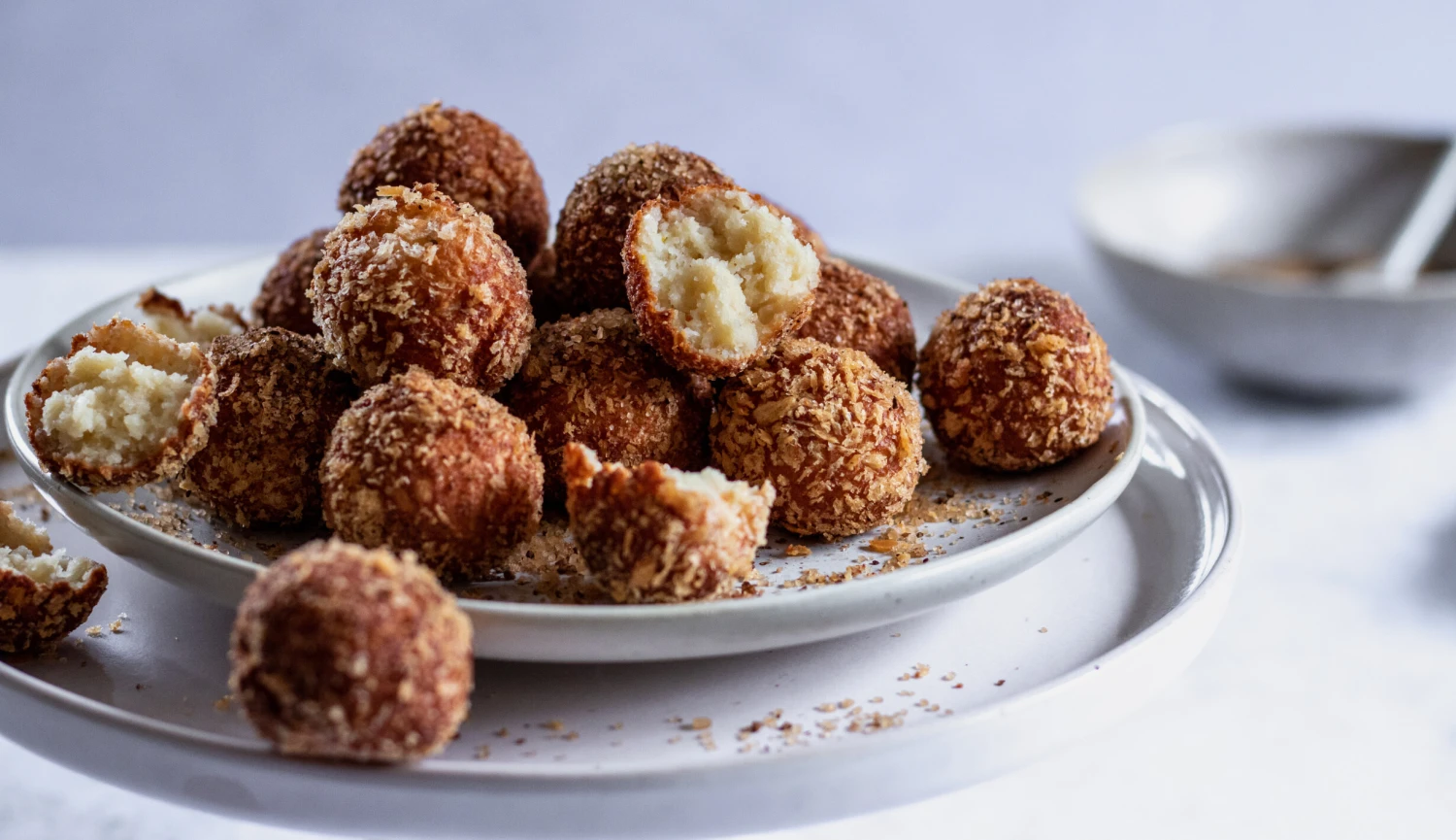 Na cestě mezi koblihou a tvarohovým knedlíkem, ale lepší. Ricottovo-mandlové koblížky s kávovým cukrem