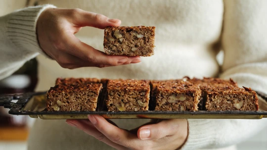 Jablečný koláč. Díky hnědému máslu, zimnímu koření a vločkám dostane i jednoduchá klasika nový rozměr