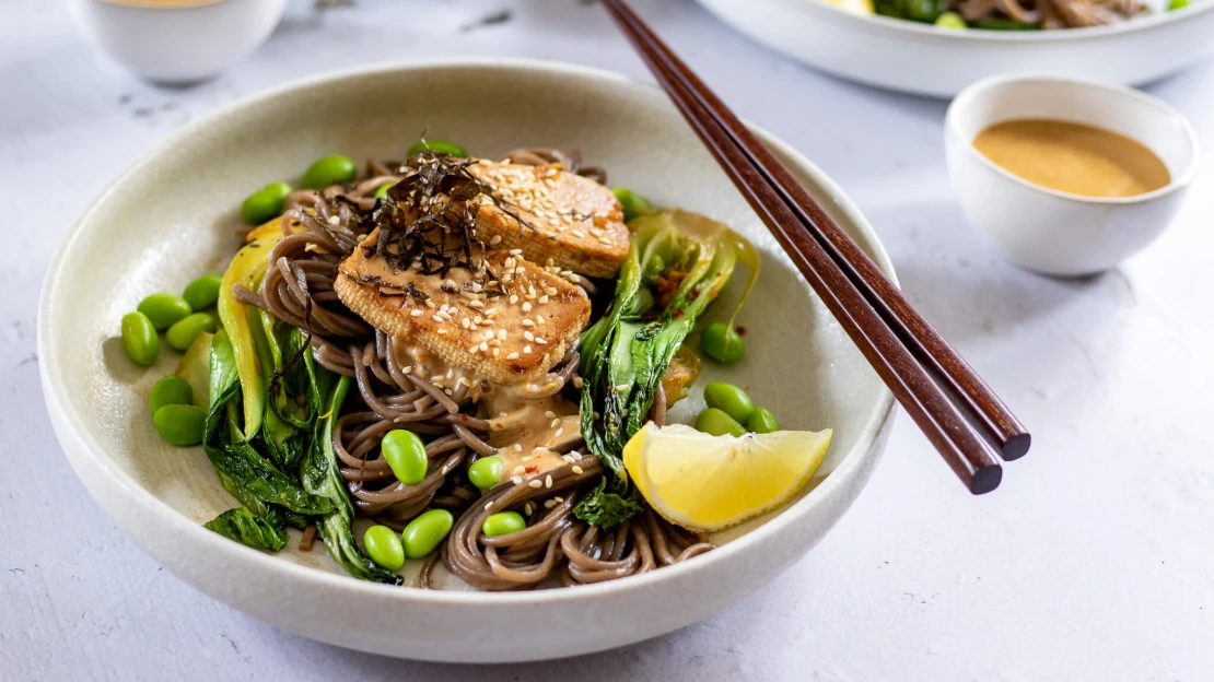 Vegansky japonsky. Soba nudle se sezamovou omáčkou, na které utáhnete i&nbsp;milovníky masa