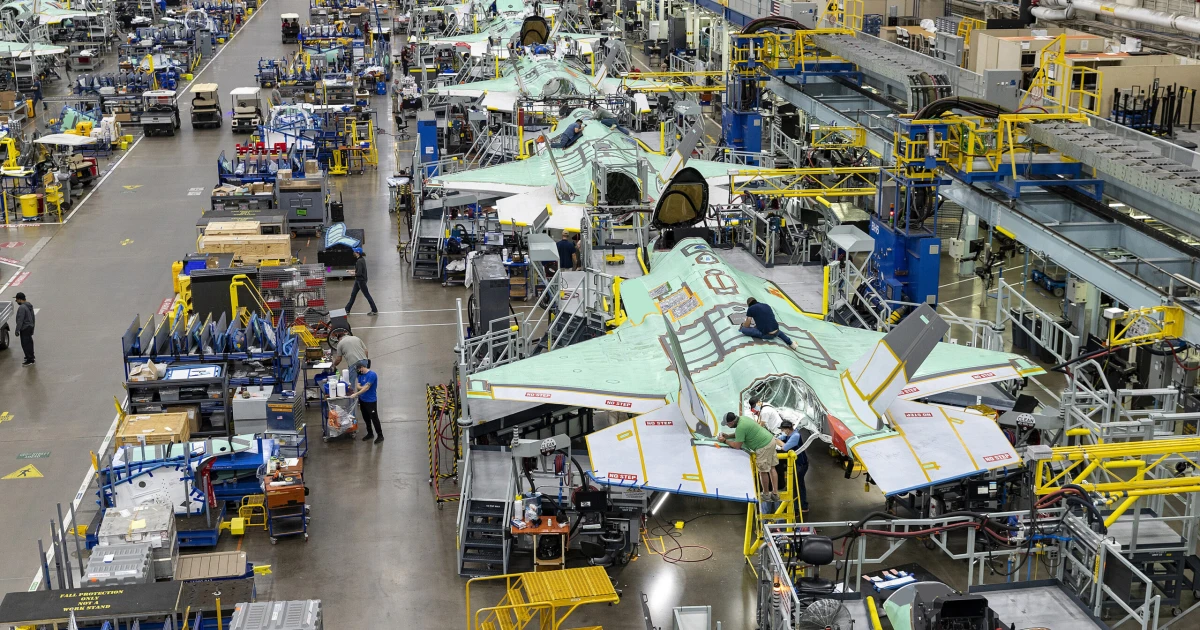 Lockheed Martin Factory Layout F-35 v kilometr dlouhé frontě. Navštívili jsme továrnu Lockheed Martin ...