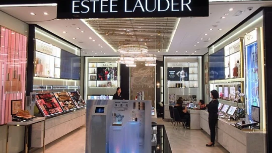 Dohoda za 66 miliard korun na stole. Estée Lauder chce koupit módní značku Tom Ford