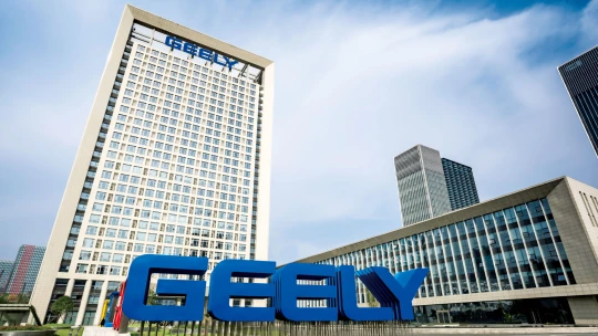 Přední čínská automobilka Geely vstupuje na středoevropské trhy. Síly spojí s&nbsp;Grand Automotive