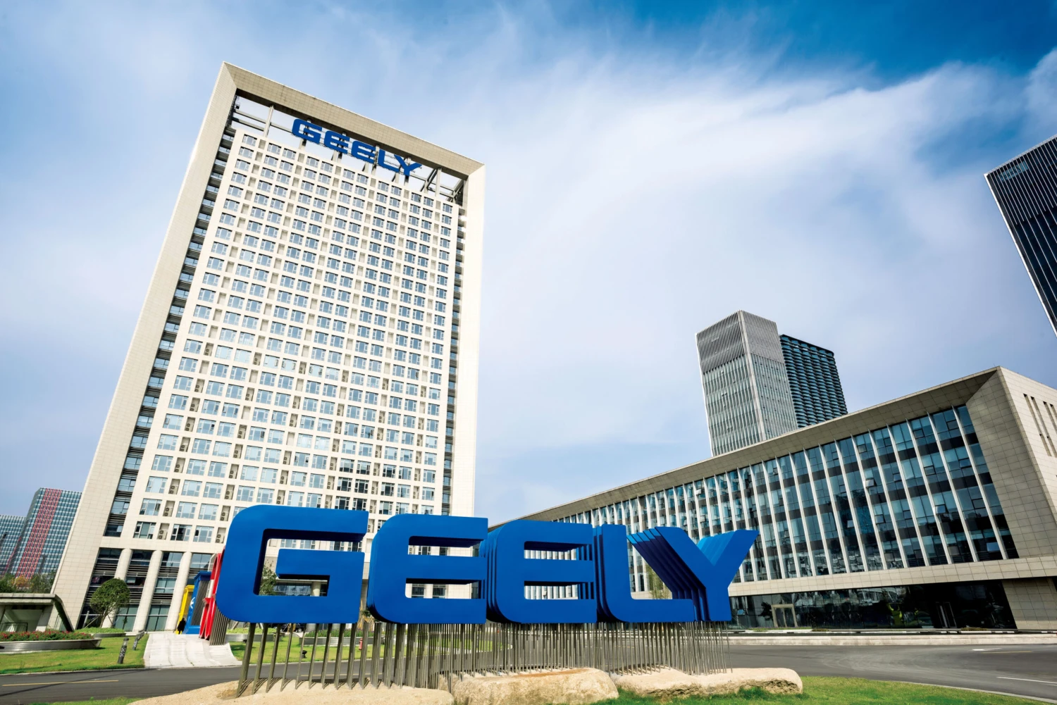Renault a Geely spojí síly. Značky založily společný podnik pro spalovací motory
