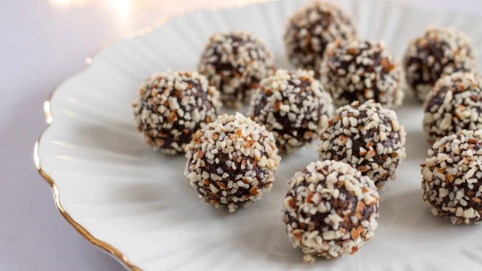 Bez lepku a přidaného cukru. Na zdravější rumové kuličky vám stačí jen 5 ingrediencí