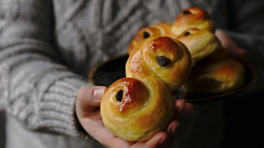 Ještě, než se dáte do vánočky. Lussekatter vám provoní byt kardamomem a&nbsp;šafránem