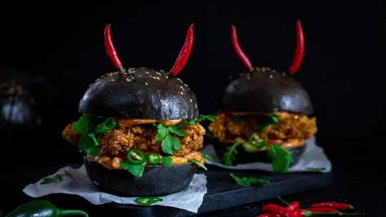 Nadílka, co vás rozpálí – černé chilli burgery s kuřecími stripsy voní peklem a chutnají božsky