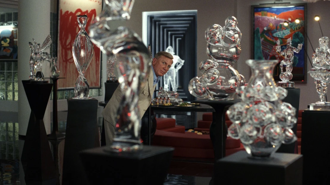 Na nože: Glass Onion. V&nbsp;netflixové novince si zahrála práce českých sklářů
