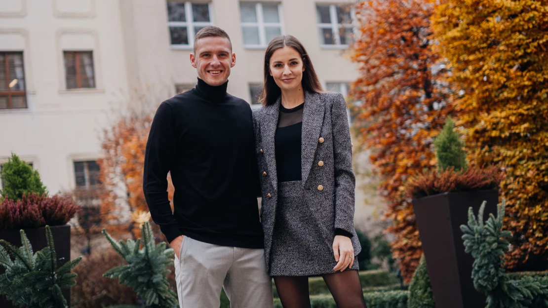 Modelka a&nbsp;fotbalista, nadace a&nbsp;investice. Manželé Kadeřábkovi o&nbsp;pomoci i&nbsp;chaletech