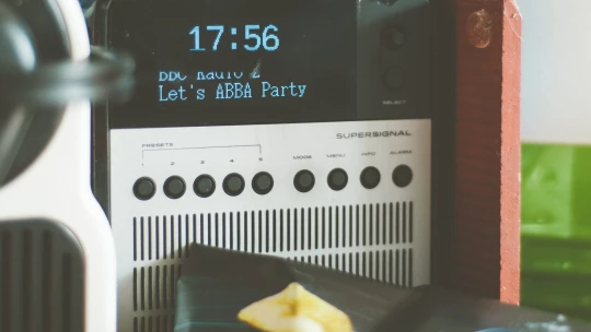 Hudba jako kulisa bude pro živnostníky zdarma. Prezident podepsal novelu o autorských poplatcích