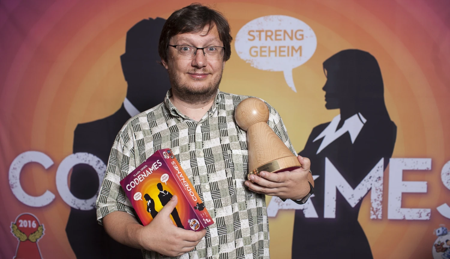 Krycí jména dobyla svět. Teď česká hra, které se prodaly miliony, míří ze stolu do mobilu