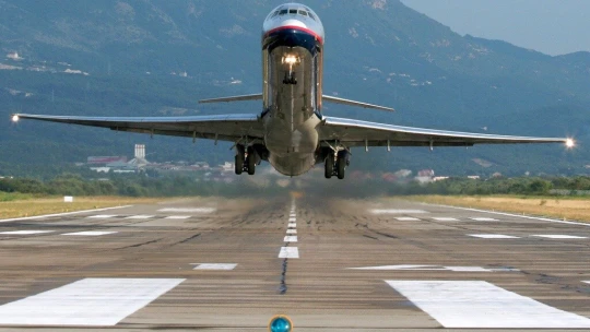 Desítky zrušených letů. Evropská letiště se stále potýkají s následky kyberútoku